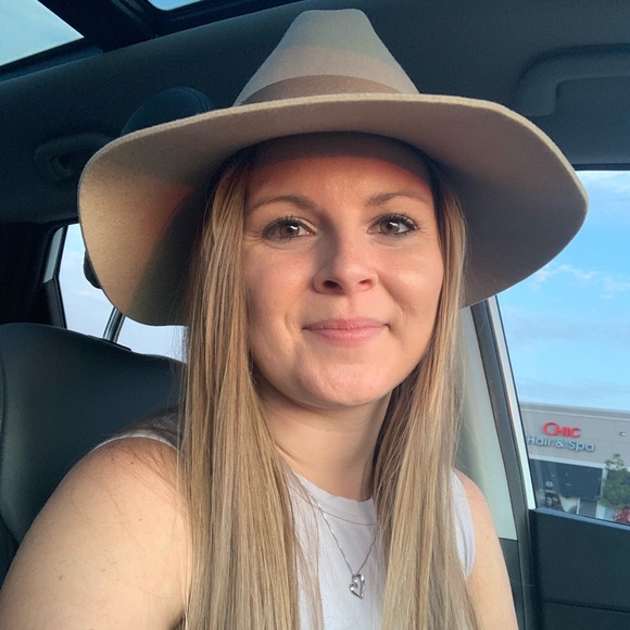 Meet your Posher, Larissa - Picture 1 of 1